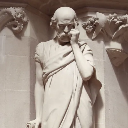 تمثال قديم لأحد لرجل يفكر