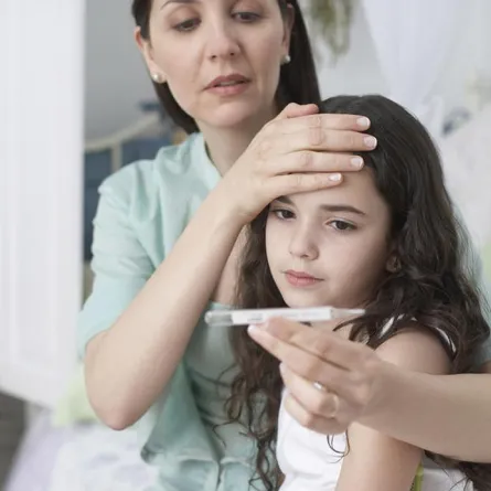 صورة لطفلة تعاني من ارتفاع الحرارة