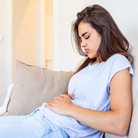 صورة لامرأة تشعر بألم في البطن