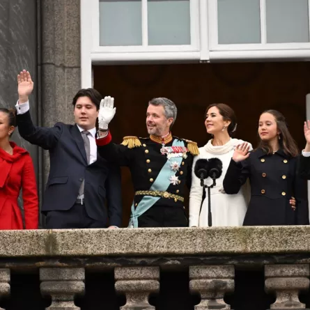 من اليسار لليمين الأميرة إيزابيلا، والأمير كريستيان، والملك فريدريك العاشر، والملكة ماري، والأميرة جوزفين، والأمير فنسنت في كوبنهاغن، الدنمارك(Princess Isabella, Prince Christian, King Frederik X, Queen Mary, Princess Josephine and Prince Vincent in Copenhagen, Denmark). مصدر الصورة: Jonathan NACKSTRAND / AFP