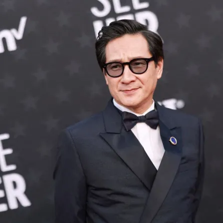 كي هوي كوان في حفل توزيع جوائز اختيار النقاد (Ke Huy Quan in Critics Choice Awards). مصدر الصورة: Matt Winkelmeyer/Getty Images for Critics Choice Association/AFP