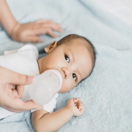 صورة لطفل يتناول الماء