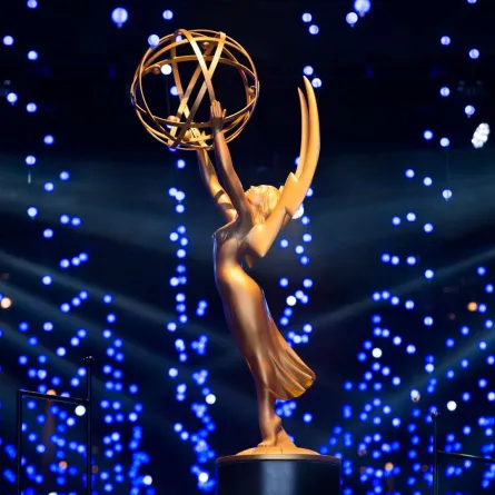تمثال إيمي (Emmy Statue). مصدر الصورة: Robyn Beck / AFP