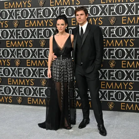 رايلي كيو وزوجها بن سميث بيترسن في حفل توزيع جوائز إيمي (Riley Keough and husband Ben Smith-Petersen at Emmy Awards). مصدر الصورة: Robyn BECK / AFP