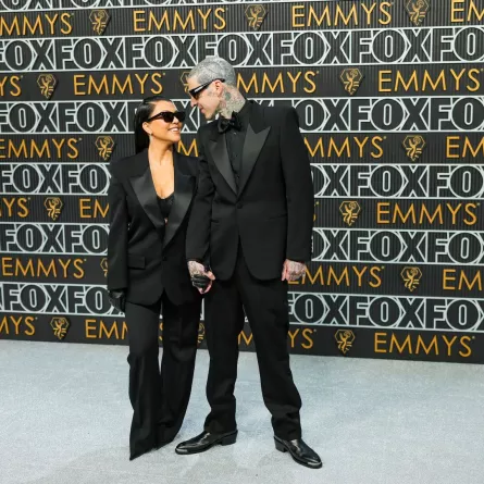 كورتني كارداشيان وترافيس باركر في حفل توزيع جوائز إيمي (Kourtney Kardashian and Travis Barker at Emmy Awards). مصدر الصورة:  Neilson Barnard/Getty Images/AFP