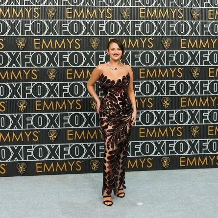 سيلينا غوميز في حفل توزيع جوائز إيمي (Selena Gomez at the 75th Primetime Emmy Awards). مصدر الصورة: Neilson Barnard/Getty Images/AFP