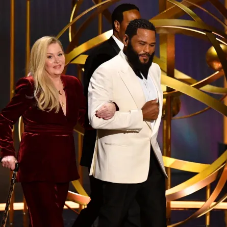 أنتوني أندرسون وكريستينا أبلغيت  في حفل توزيع جوائز إيمي ( Anthony Anderson and Christina Applegate  at Emmy Awards). مصدر الصورة: Valerie Macon / AFP