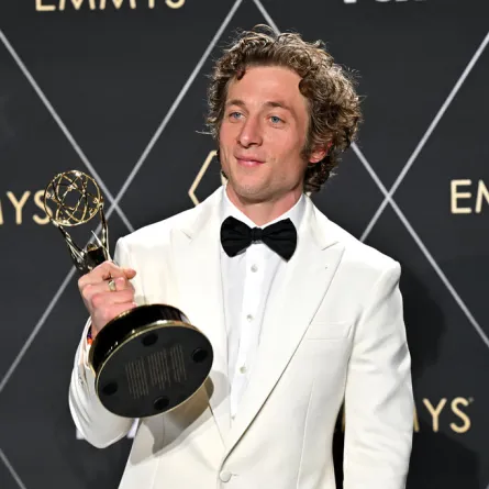 جيريمي ألين وايت Jeremy Allen White في حفل جوائز إيمي 2023 (مصدر الصورة: Robyn BECK / AFP)