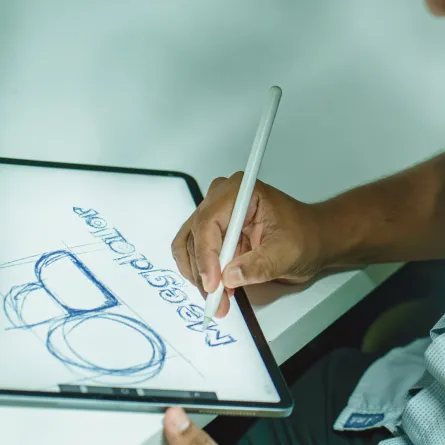 شاب يرسم باستخدام القلم اللوحي على جهاز لوحي