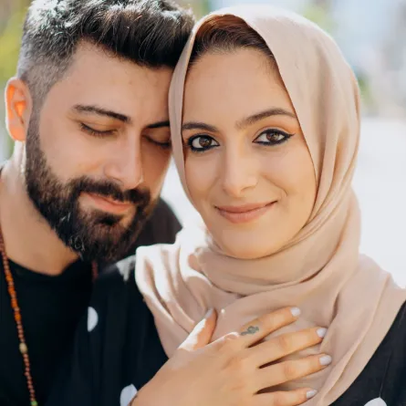 زوجة سعيدة مع زوجها 