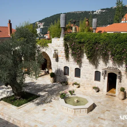 مدخل Indira Guest House الرئيسي وسط الطبيعة وأشجار الزيتون المعمّرة