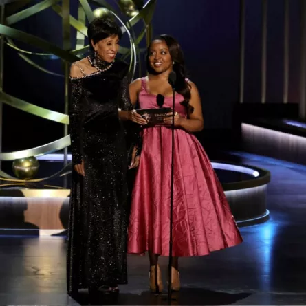 مارلا غيبس وكوينتا برونسون في حفل توزيع جوائز إيمي (Marla Gibbs and Quinta Brunson at Emmy Awards). مصدر الصورة: Kevin Winter/Getty Images/AFP 