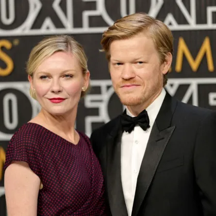 كريستن دانست وجيسي بليمونز في حفل توزيع جوائز إيمي (Kirsten Dunst and Jesse Plemons at the 75th Primetime Emmy Awards). مصدر الصورة: Neilson Barnard/Getty Images/AFP