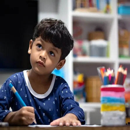 صورة لطفل يفكر