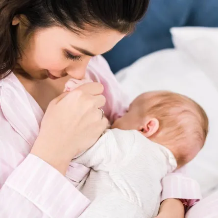 صورة لأم تحتضن طفلها وترضعه