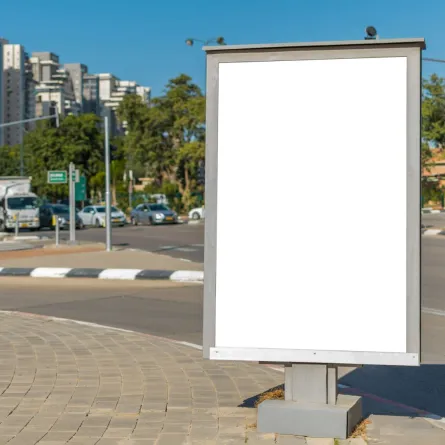 لوحات الإعلانات على الطرقات
