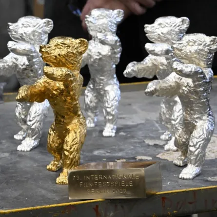 جوائز مهرجان برلين السينمائي Berlinale Bear trophies  (مصدر الصورة: Tobias SCHWARZ / AFP)
