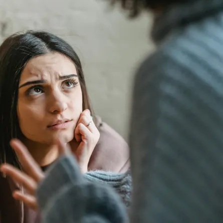 فتاة تنظر لفتاة أخرى تلومها 