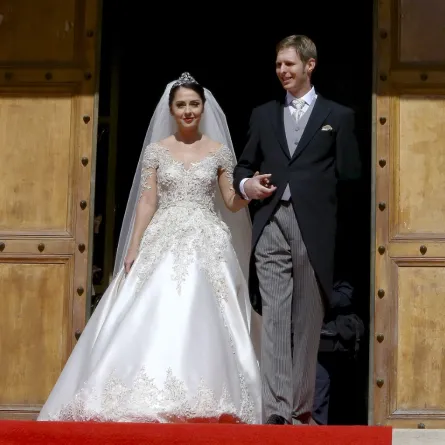 الأمير ليكا والأميرة إيليا Prince Leka and his wife Elia Zaharia في حفل زواجهما.. (مصدر الصورة: STRINGER / AFP)