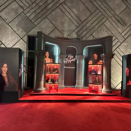 صورة لتجهيزات خارج مسرح أبو بكر سالم لحفل ليلة "ألحان صلاح الشرنوبي"- تصوير زكية البلوشي