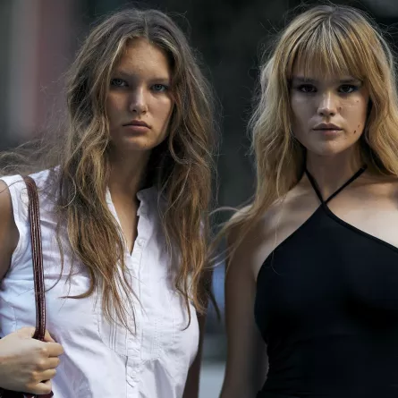 أجمل تسريحات شعر طويل منسدل موضة شتاء 2024