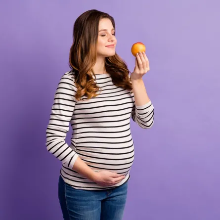 صورة حامل تأكل الفاكهة