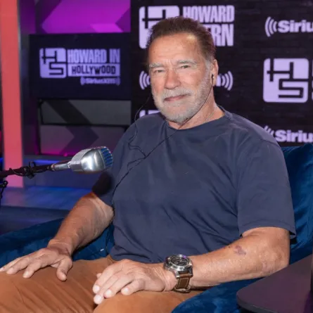  أرنولد شوارزنيغر Arnold Schwarzenegger في عرض  'The Howard Stern Show' في استديو SiriusXM (مصدر الصورة:  Emma McIntyre / GETTY IMAGES NORTH AMERICA / Getty Images via AFP)