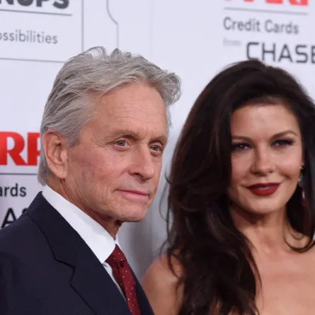 كاثرين زيتا-جونز ومايكل دوغلاس Michael Douglas and Catherine Zeta-Jones في حفل جوائز Grownups (مصدر الصورة: ROBYN BECK / AFP)