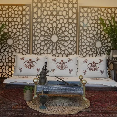 عناصر من المجالس التراثية حاضرة في الشقق المعاصرة