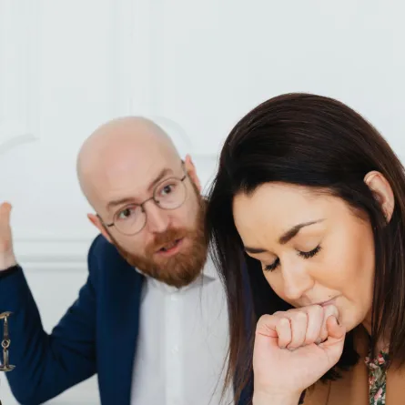 زوج يتحدث مع زوجته بعصبية