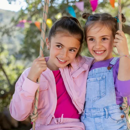 صورة لطفلتين صغيرتين