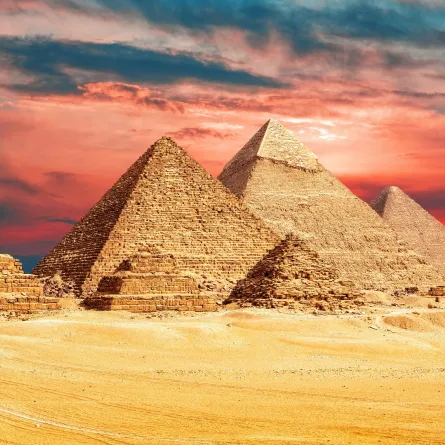 لقطة لأهرامات الجيزة عند المغيب