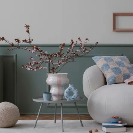 أريكة منجدة بالصوف في غرفة الجلوس