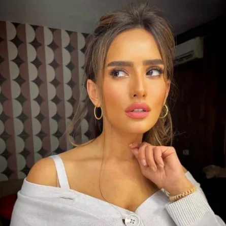 الصورة من حساب زينة على انستغرام