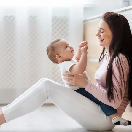 صورة لأم تتواصل مع رضيعها