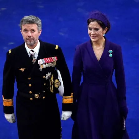 الأمير فريدريك والأميرة ماري في كنيسة وستمنستر بلندن (Crown Prince Frederik of Denmark and Crown Princess Mary arrive at Westminster Abbey). مصدر الصورة: Andrew Matthews / POOL / AFP
