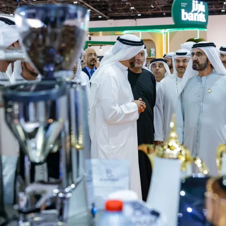 الشيخ محمد بن راشد يزور معرض "عالم القهوة - دبي 2024". الصورة من مكتب دبي الإعلامي