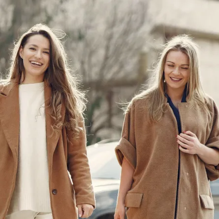 صديقتان حساستان في نزهة