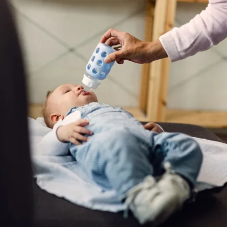 صورة طفل يرضع