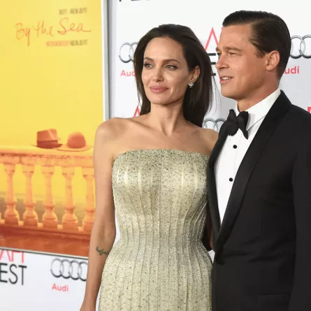 براد بيت وأنجلينا جولي  Angelina Jolie and Brad Pitt في عرض فيلم  "By the Sea" (مصدر الصورة:  KEVIN WINTER / GETTY IMAGES NORTH AMERICA / Getty Images via AFP)