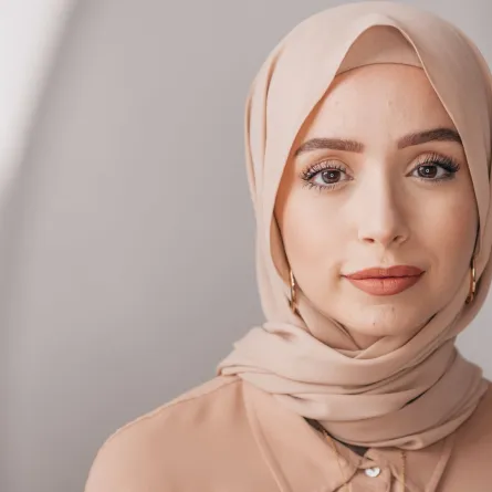 فتاة تبدو بملامح رومانسية هادئة