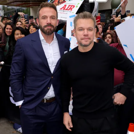 بن أفليك ومات ديموت Ben Affleck and Matt Damon خلال عرض فيلمهما  "AIR" (مصدر الصورة: Michael loccisano / GETTY IMAGES NORTH AMERICA / Getty Images via AFP)