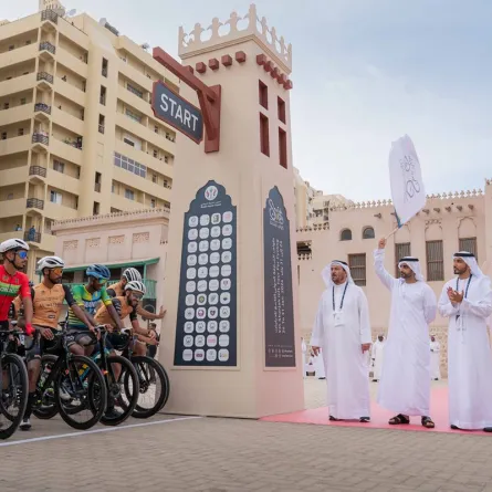 الشيخ سالم بن عبد الرحمن القاسمي يشهد انطلاق السباق. الصورة من مكتب الشارقة الإعلامي