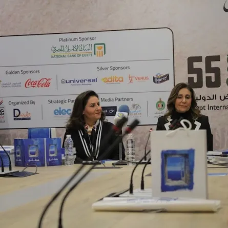 الشاعرة الكويتية الشيخة أفراح محمد الصباح مع وزيرة الثقافة المصرية -تصوير منى مجدي