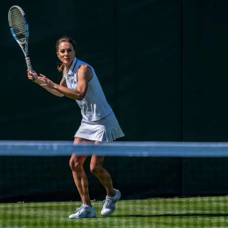 كيت ميدلتون في نادي عموم إنجلترا للتنس في ويمبلدون، جنوب غرب لندن (Catherine, Princess at The All England Tennis Club in Wimbledon, southwest London). مصدر الصورة: Thomas LOVELOCK / AELTC / AFP