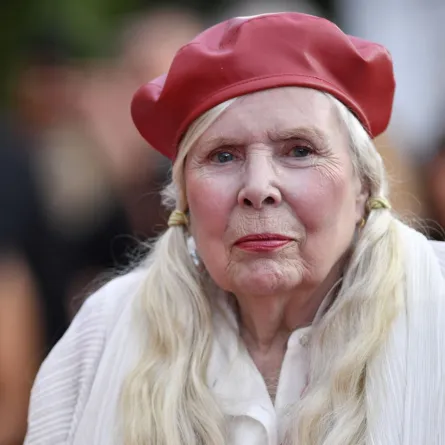 جوني ميتشل في حفل توزيع جوائز غرامي 2022 (Joni Mitchell arrives for the 64th Annual Grammy Awards) -مصدر الصورة: ANGELA WEISS / AFP