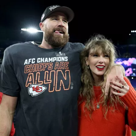 تايلور سويفت وترافيس كيلسي (Travis Kelce with Taylor Swift at M&T Bank Stadium) -مصدر الصورة: Patrick Smith/Getty Images/AFP