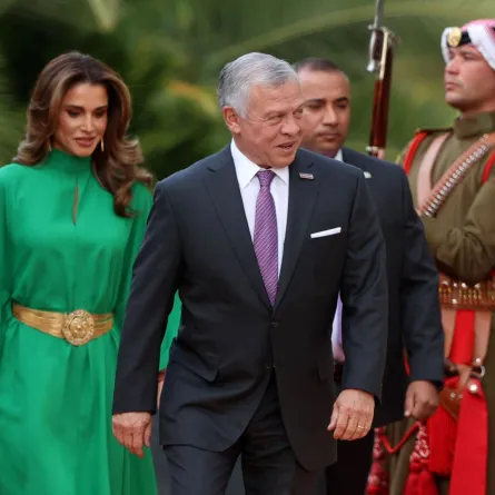 الملكة رانيا والملك عبد الله الثاني في قصر الرغداء بعمان (King Abdullah II and Queen Rania at the Raghdan Royal Palace in Amman). مصدر الصورة: Khalil MAZRAAWI / AFP