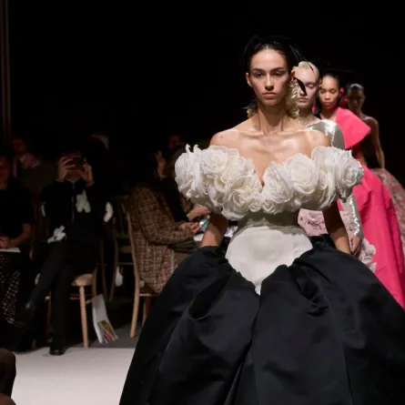 فستان أسود مع ورود بيضاء  من جيامباتيستا فالي خلال أسبوع باريس للأزياء الراقية