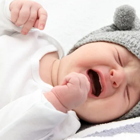 صورة لطفل يبكي بسبب الفظام